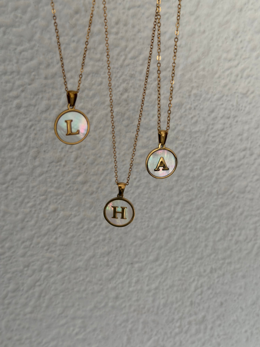 Collar Cadena con Letra y Concha