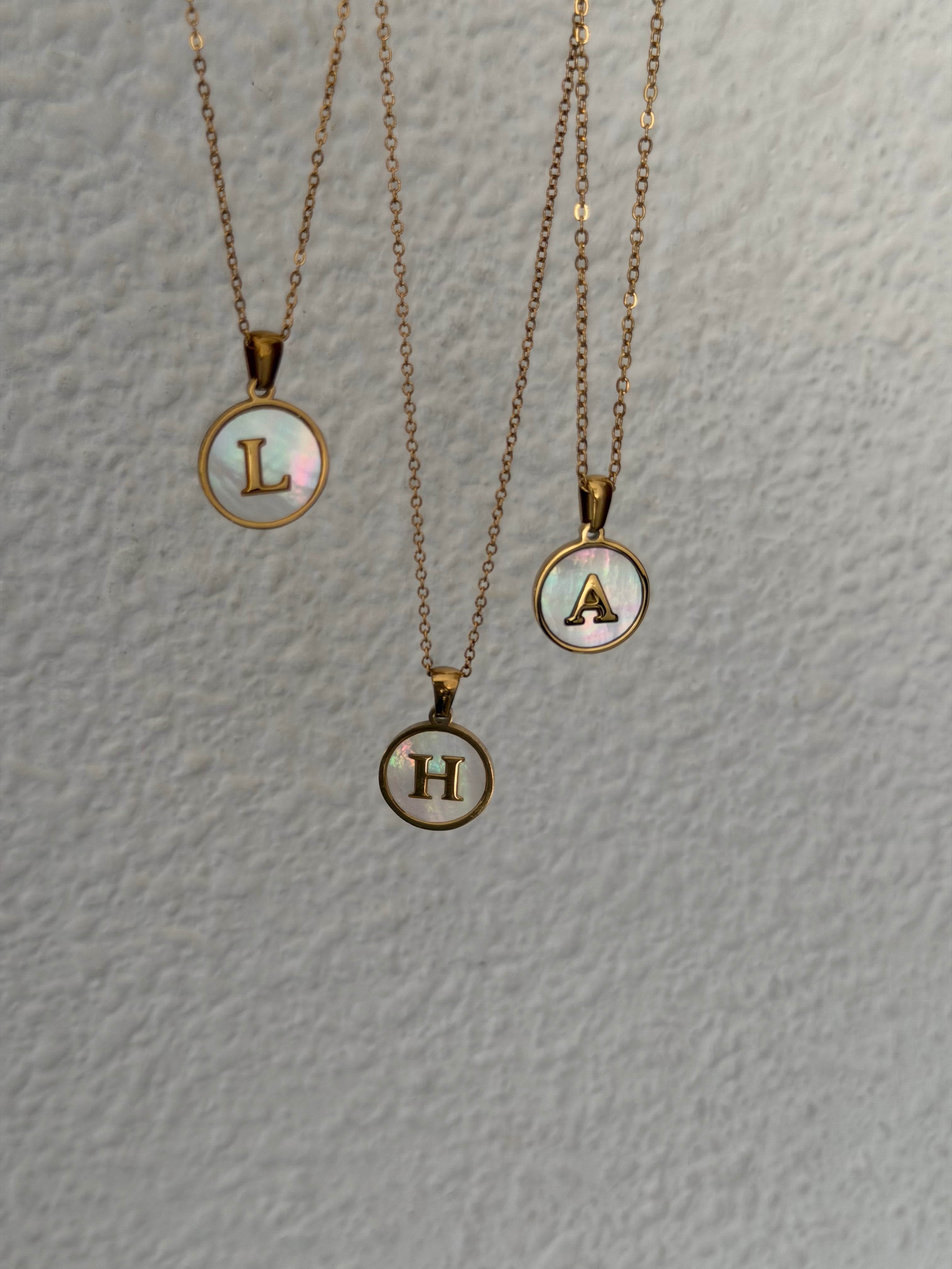 Collar Cadena con Letra y Concha