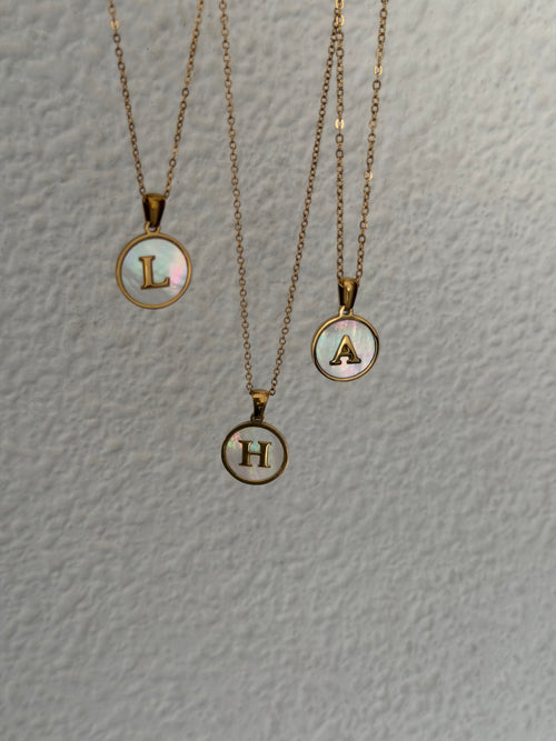 Collar Cadena con Letra y Concha