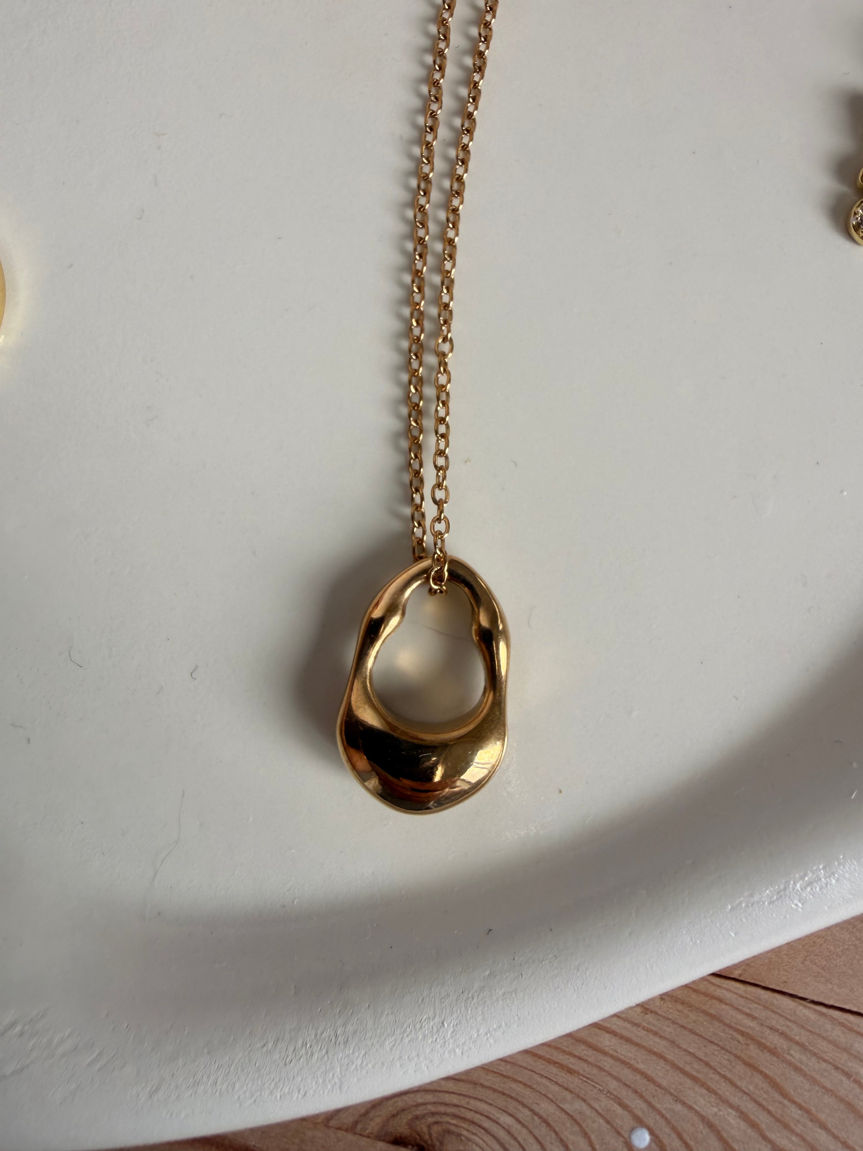 Collar Ovalado Dorado