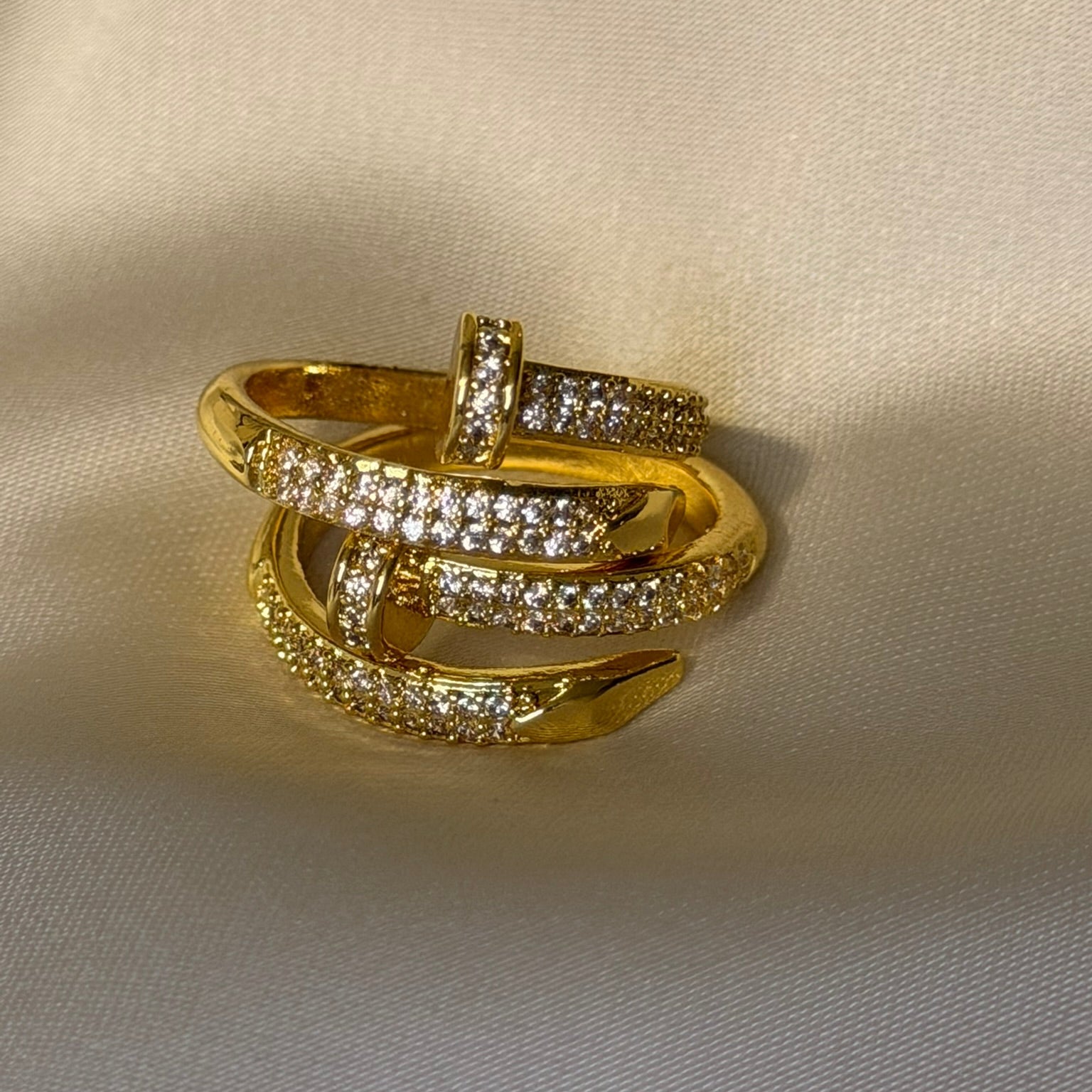 Anillo Clavo con Circonitas | Dorado y Acero Chapado Oro 18K